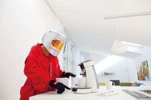 Alterssimulationsanzug Age Explorer - Kundenfreundliche Produkte und hoefliche Verpackungen zur Staerkung der Wettbewerbsposition _Copyright VELUX_0726 Alterssimulationsanzug Age Explorer - Kundenfreundliche Produkte und höfliche Verpackungen zur Stärkung der Wettbewerbsposition